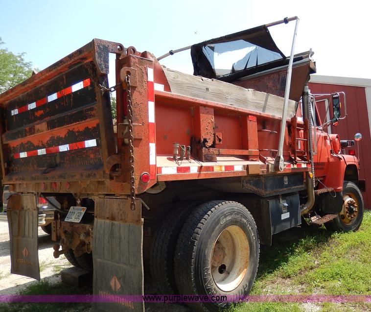 image for item I4437 1995 Ford L8000 dump truck