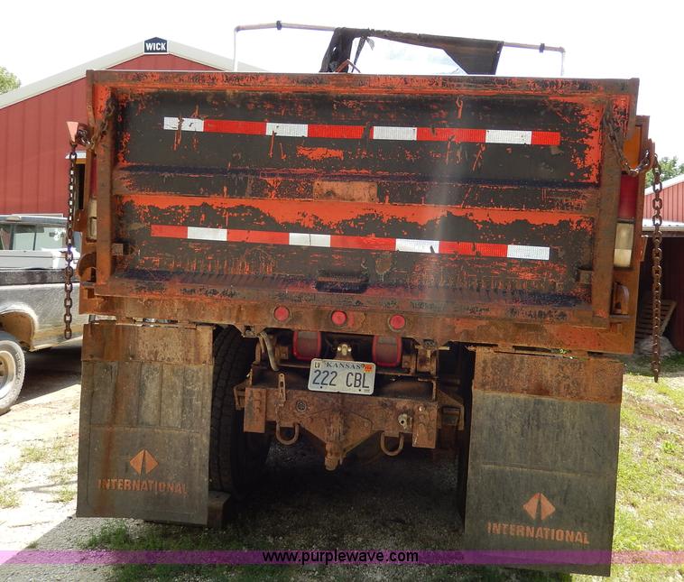 image for item I4437 1995 Ford L8000 dump truck