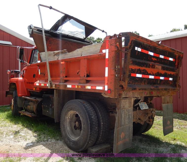 image for item I4437 1995 Ford L8000 dump truck
