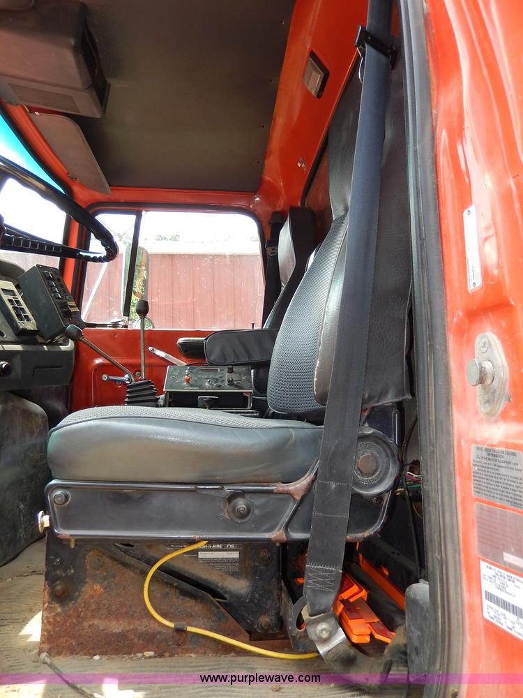 image for item I4437 1995 Ford L8000 dump truck