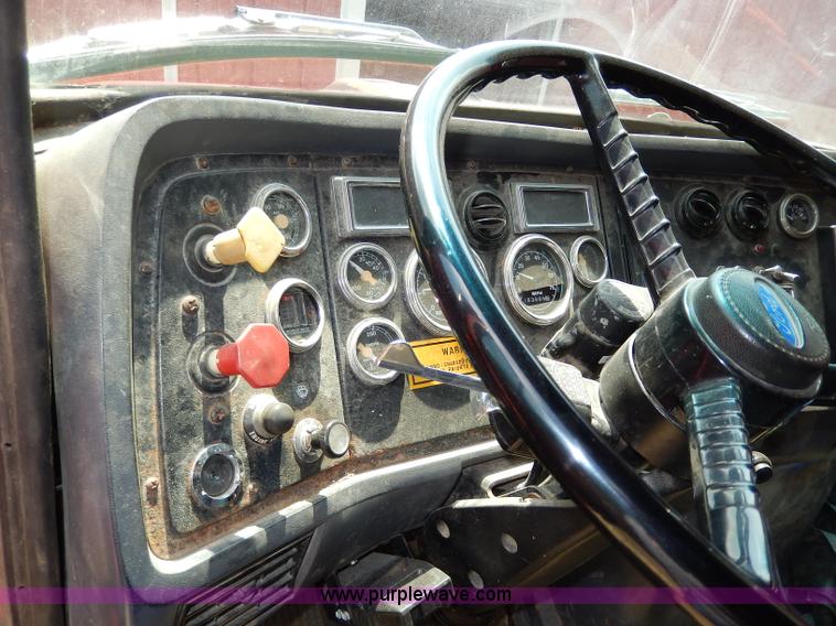 image for item I4437 1995 Ford L8000 dump truck