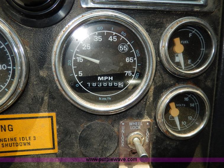 image for item I4437 1995 Ford L8000 dump truck