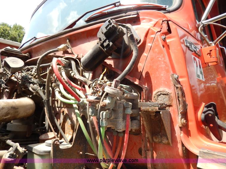 image for item I4437 1995 Ford L8000 dump truck