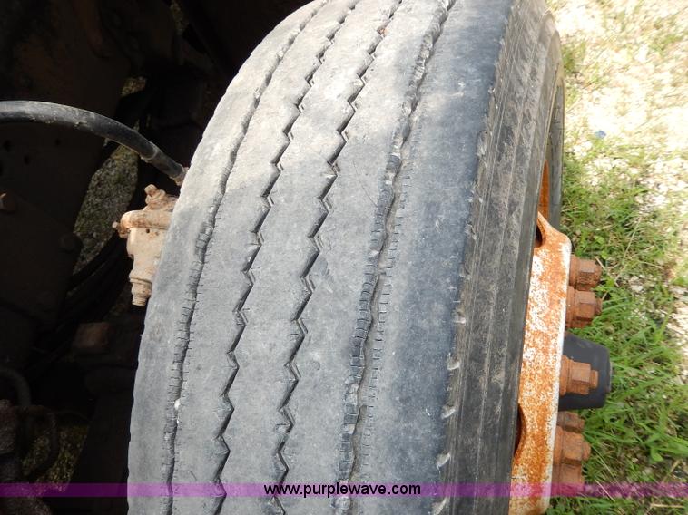 image for item I4437 1995 Ford L8000 dump truck