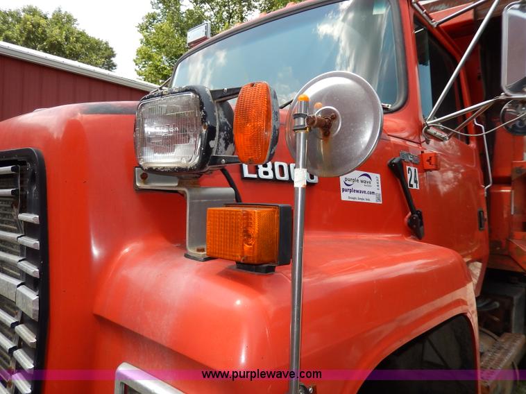 image for item I4437 1995 Ford L8000 dump truck