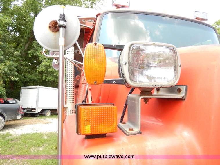 image for item I4437 1995 Ford L8000 dump truck