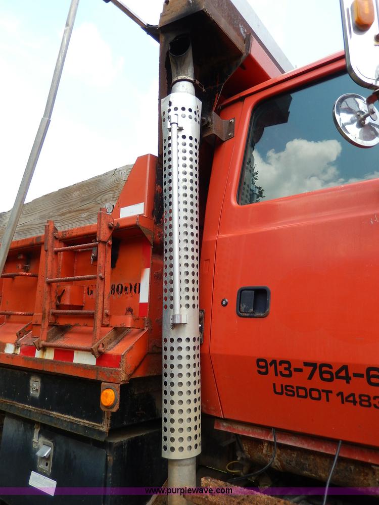 image for item I4437 1995 Ford L8000 dump truck