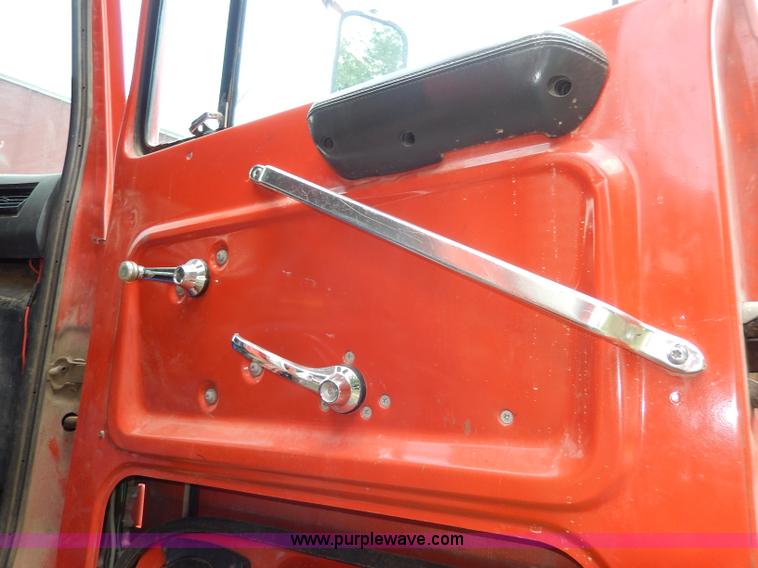 image for item I4437 1995 Ford L8000 dump truck