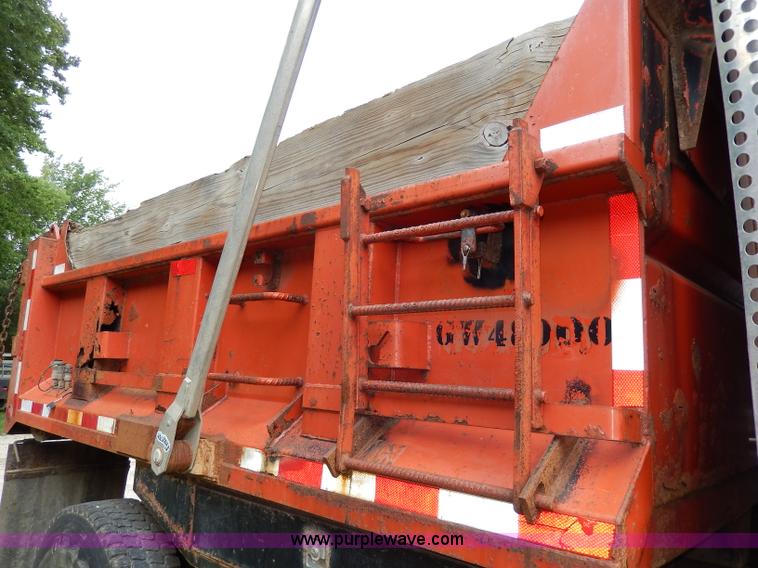 image for item I4437 1995 Ford L8000 dump truck