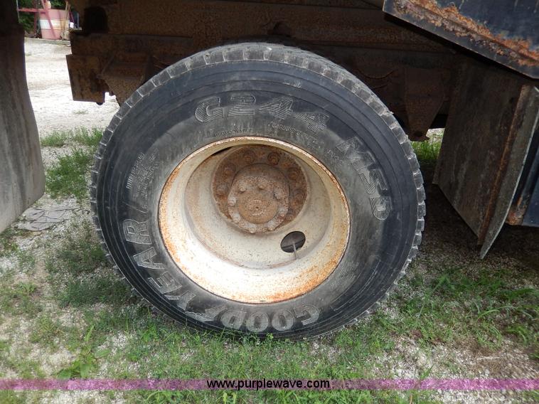 image for item I4437 1995 Ford L8000 dump truck