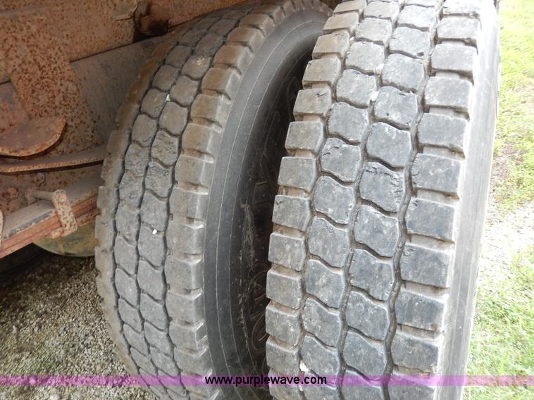 image for item I4437 1995 Ford L8000 dump truck