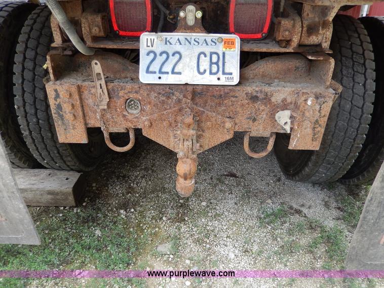 image for item I4437 1995 Ford L8000 dump truck