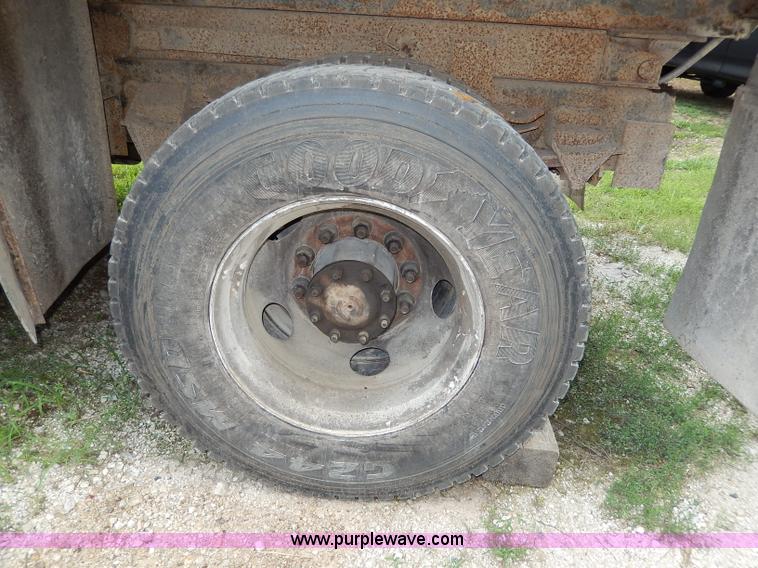 image for item I4437 1995 Ford L8000 dump truck