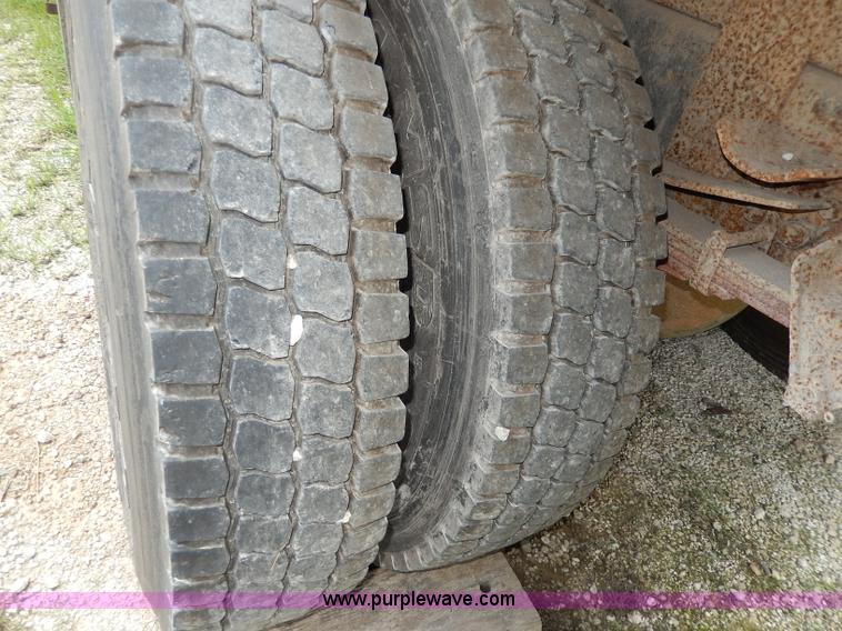 image for item I4437 1995 Ford L8000 dump truck