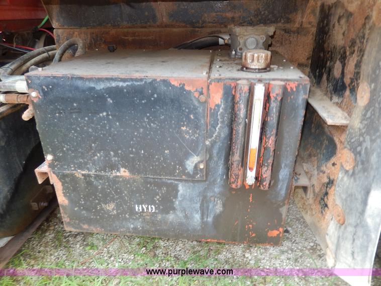 image for item I4437 1995 Ford L8000 dump truck