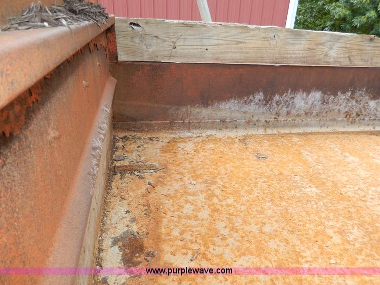 image for item I4437 1995 Ford L8000 dump truck