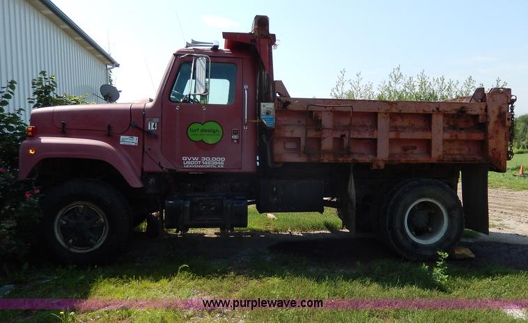 image for item I4438 1989 International S2500 dump truck