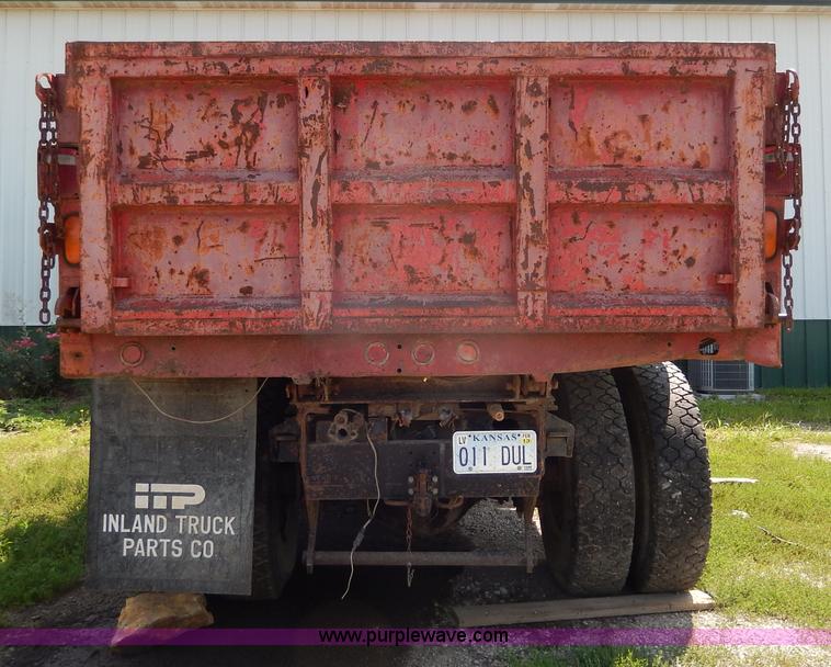 image for item I4438 1989 International S2500 dump truck