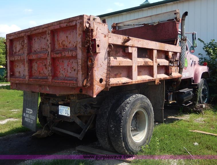 image for item I4438 1989 International S2500 dump truck