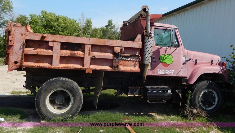 image for item I4438 1989 International S2500 dump truck
