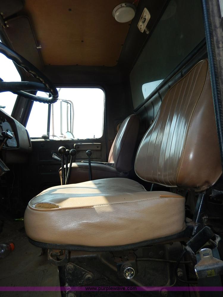 image for item I4438 1989 International S2500 dump truck