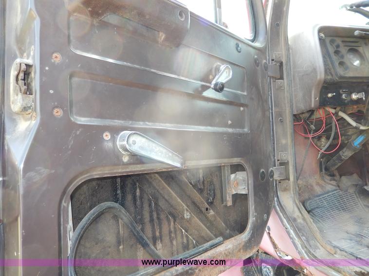 image for item I4438 1989 International S2500 dump truck