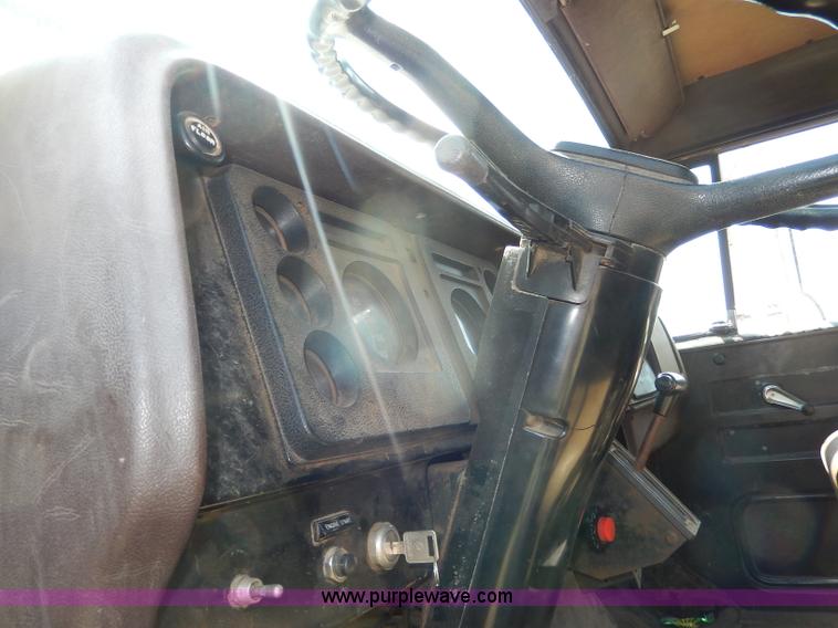 image for item I4438 1989 International S2500 dump truck