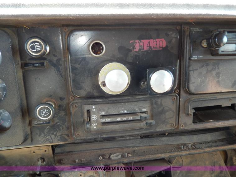 image for item I4438 1989 International S2500 dump truck