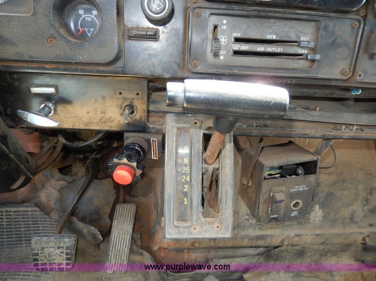 image for item I4438 1989 International S2500 dump truck