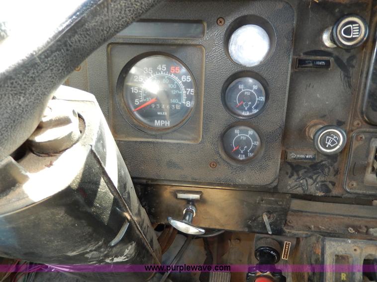 image for item I4438 1989 International S2500 dump truck