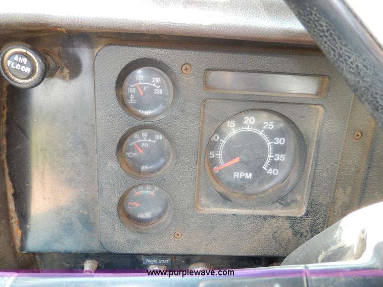 image for item I4438 1989 International S2500 dump truck