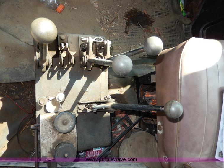 image for item I4438 1989 International S2500 dump truck