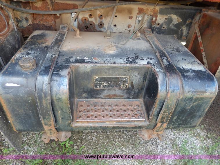 image for item I4438 1989 International S2500 dump truck