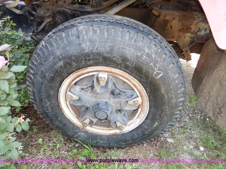 image for item I4438 1989 International S2500 dump truck