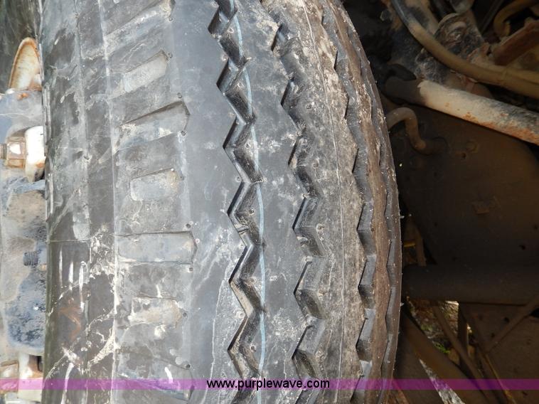 image for item I4438 1989 International S2500 dump truck