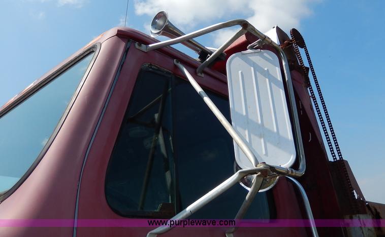 image for item I4438 1989 International S2500 dump truck