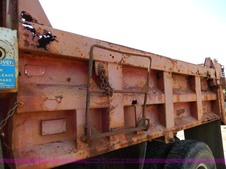 image for item I4438 1989 International S2500 dump truck