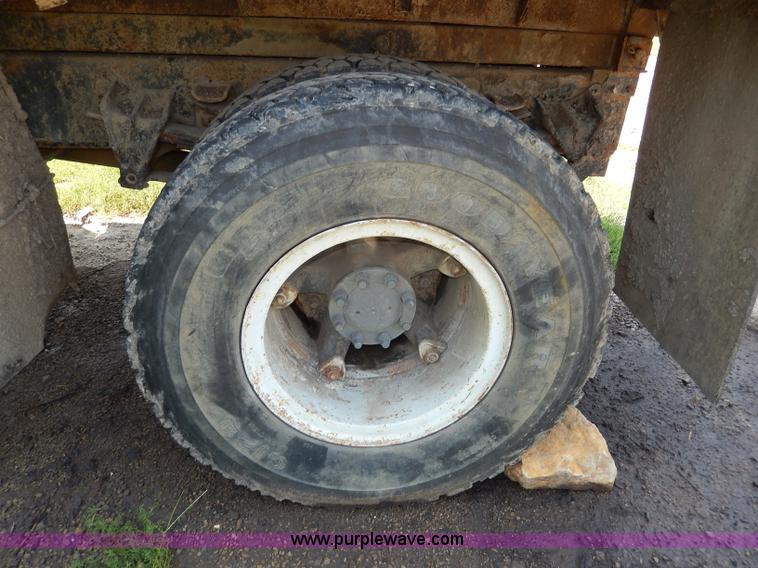 image for item I4438 1989 International S2500 dump truck