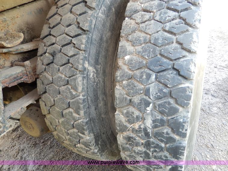 image for item I4438 1989 International S2500 dump truck