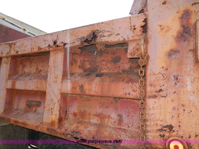 image for item I4438 1989 International S2500 dump truck