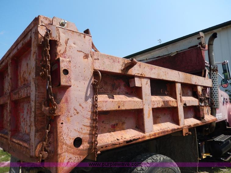 image for item I4438 1989 International S2500 dump truck