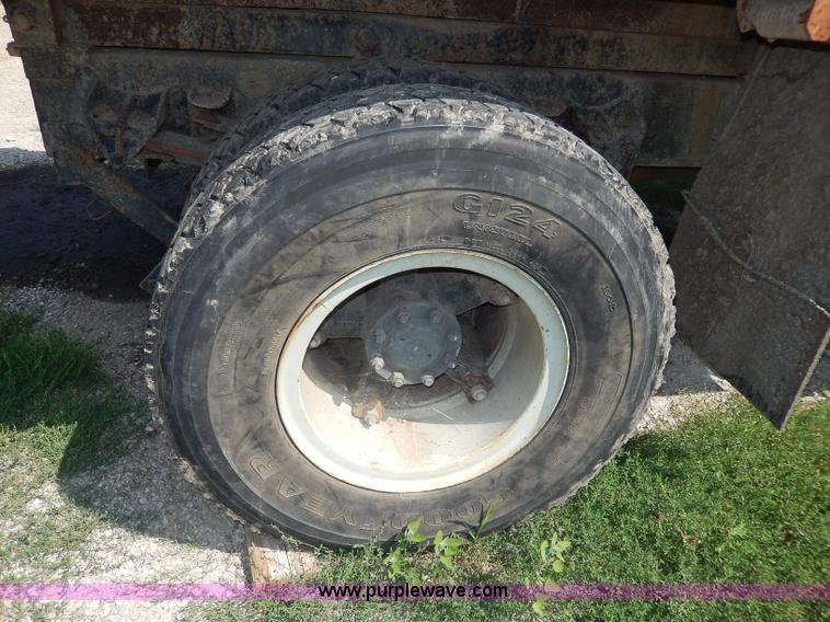 image for item I4438 1989 International S2500 dump truck