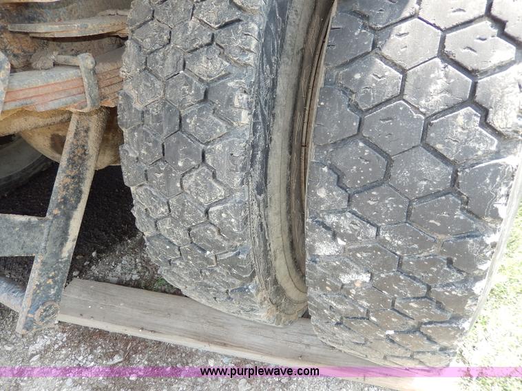 image for item I4438 1989 International S2500 dump truck