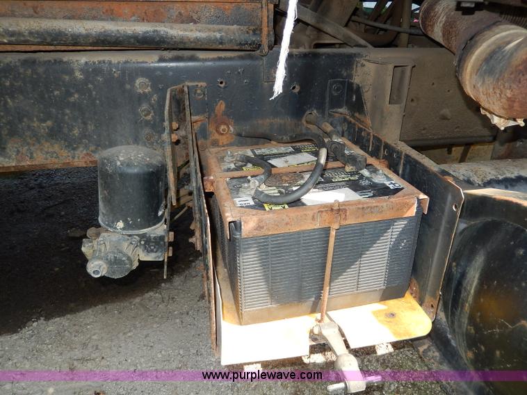 image for item I4438 1989 International S2500 dump truck