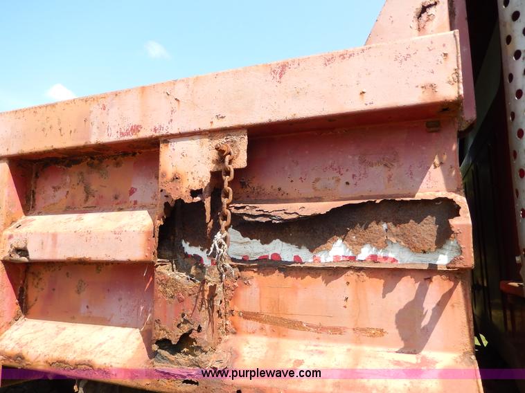 image for item I4438 1989 International S2500 dump truck