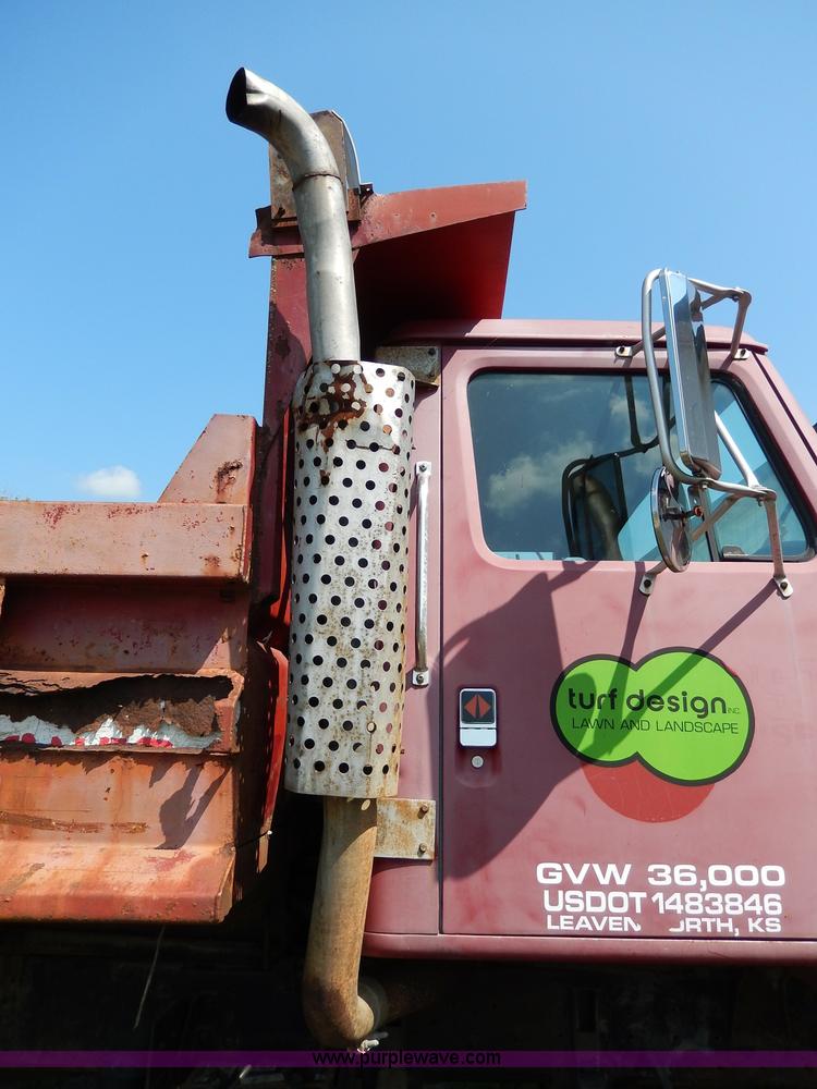 image for item I4438 1989 International S2500 dump truck