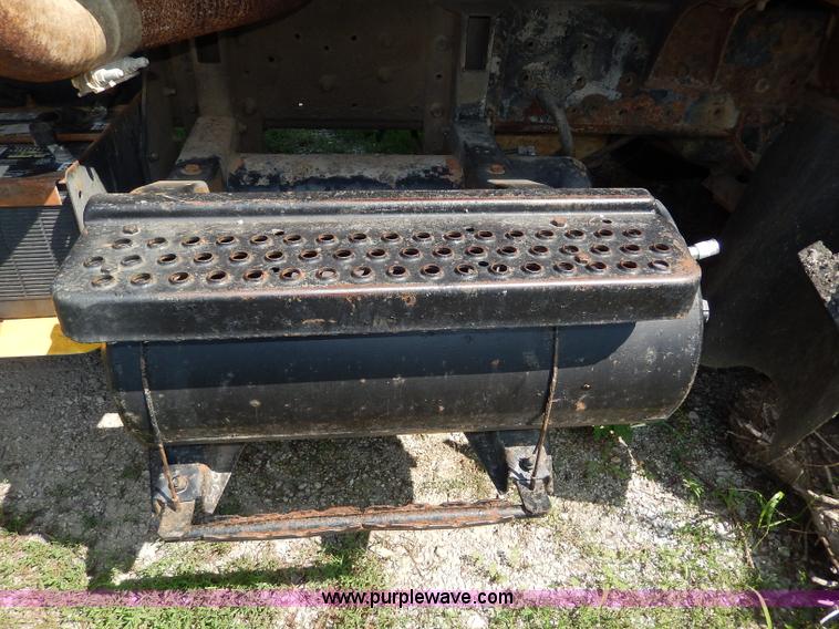 image for item I4438 1989 International S2500 dump truck