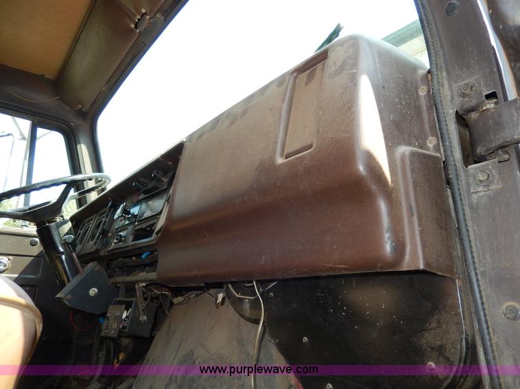 image for item I4438 1989 International S2500 dump truck