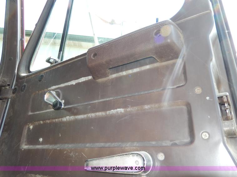 image for item I4438 1989 International S2500 dump truck