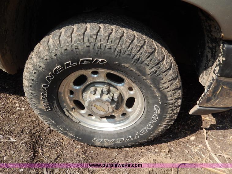 image for item I4439 1999 Chevrolet Silverado 2500 Extended Cab pickup truck